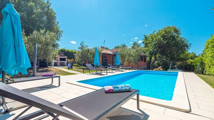 Ferienhaus für 8 Personen, mit Pool und Terrasse sowie Garten - 1