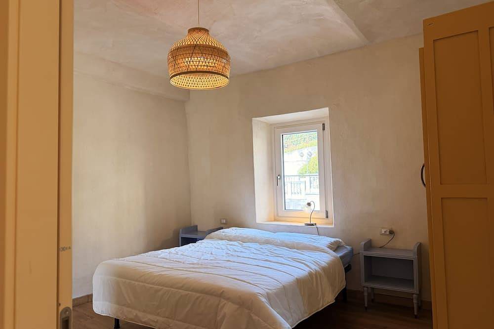 Kiki's - A spacious house, with a garden, in the Langhe. in Castagnole delle Lanze (dorf), Castagnole delle Lanze