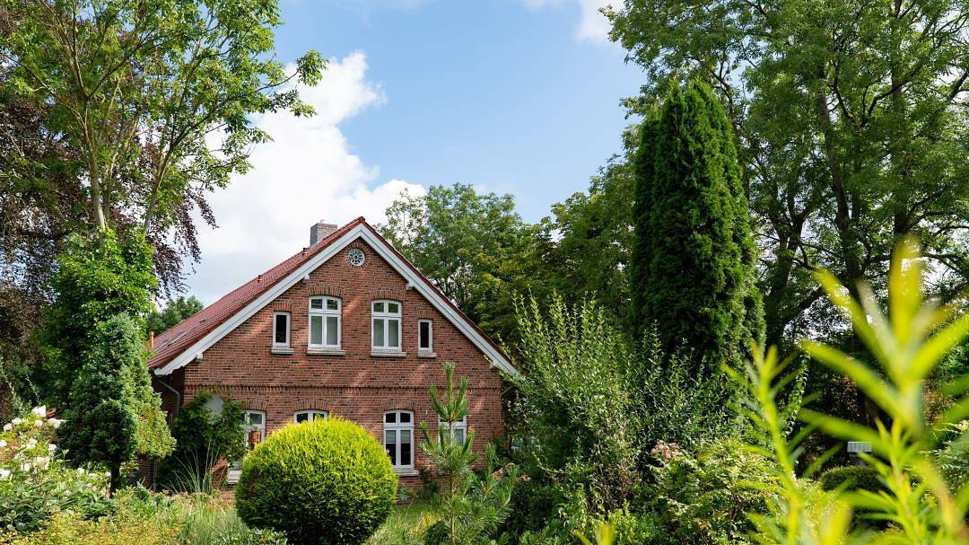 Ganze Wohnung, Friesenwind - Hochwertige Ferienwohnung mit Gartenoase in Utarp, Landkreis Wittmund