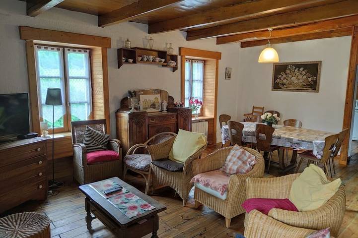 Authentic house a few steps from hiking trails and ski slopes in Saint-Jacques-des-Blats, Región de Aurillac