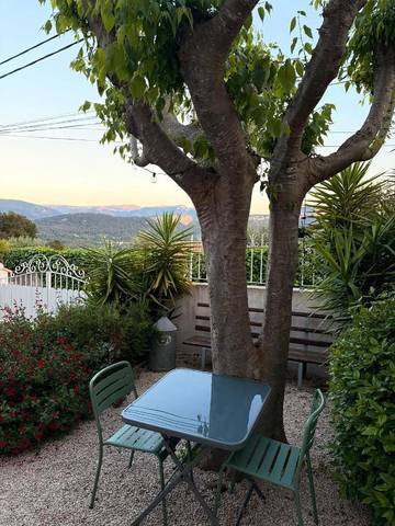 Gîte pour 2 personnes, avec vue ainsi que jardin et piscine à Auriol