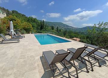 Gîte pour 2 personnes, avec piscine ainsi que jardin et terrasse dans les Alpes maritimes