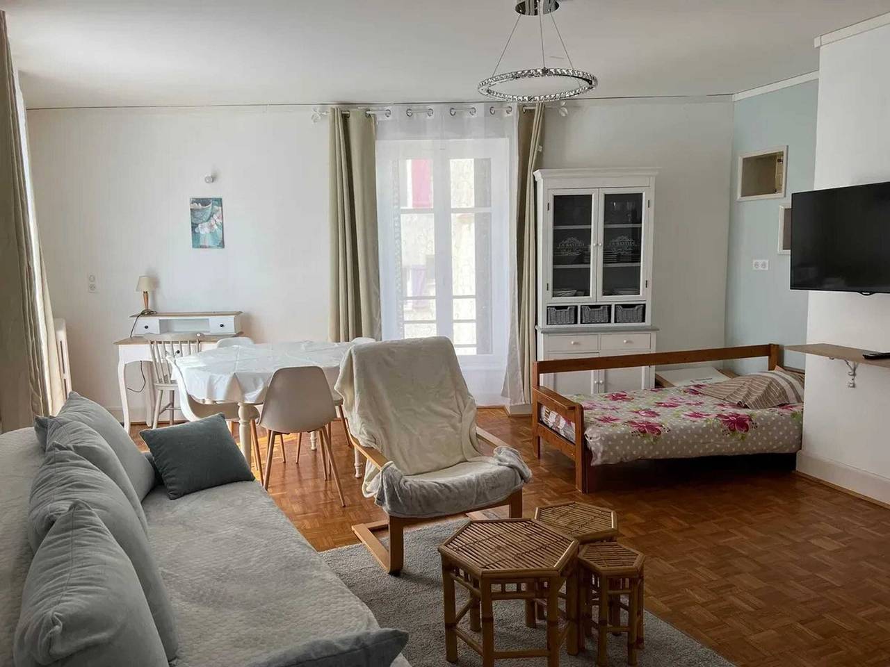 Apartamento entero, Apartamento cómodo con aparcamiento gratuito en Néris-les-Bains in Néris-les-Bains, Región de Montluçon