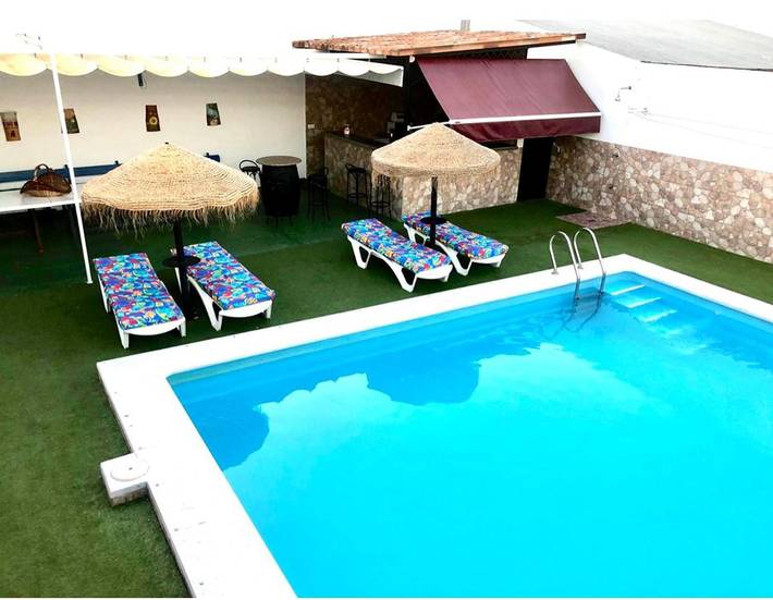 Apartamento para 14 personas, con Terraza además de Jardín y Piscina en Hornachuelos