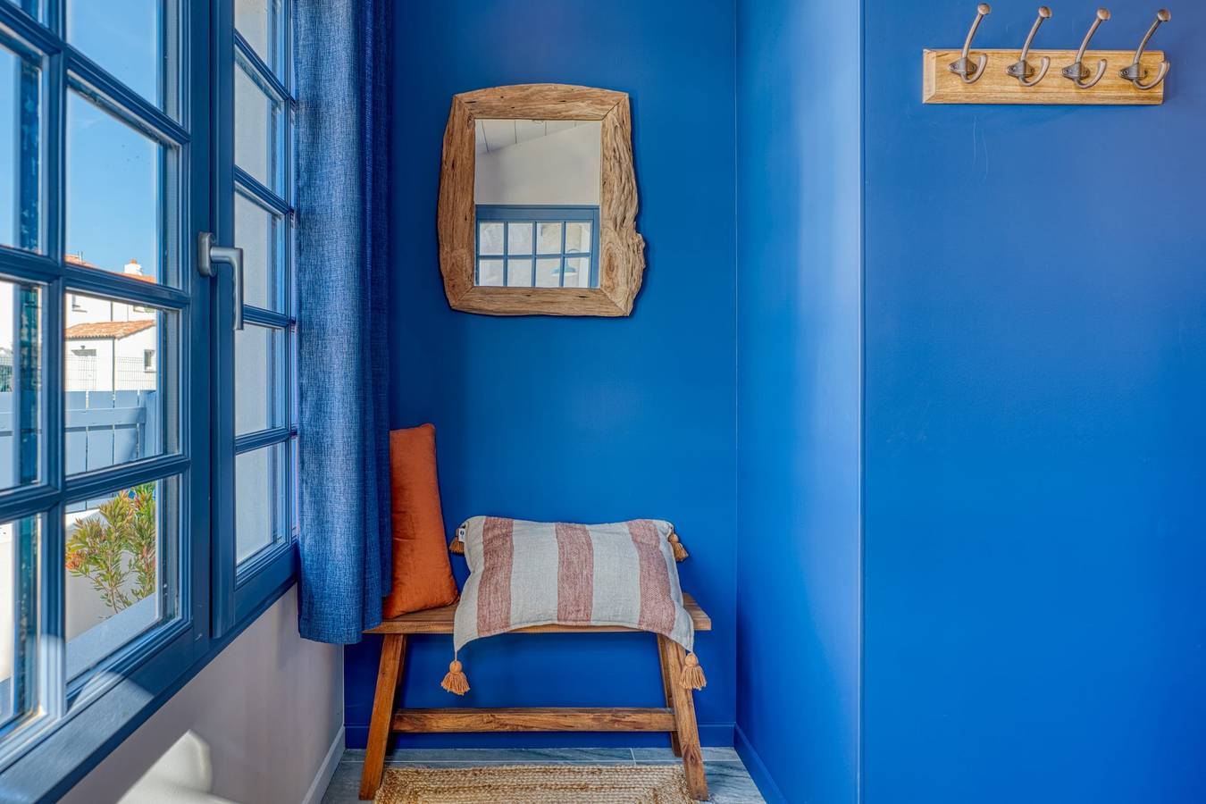 Villa Bains de Mer & Jacuzzi steps from the beach, Walk to town, Sleeps 6 in Saint-Gilles-Croix-de-Vie, Loire Valley
