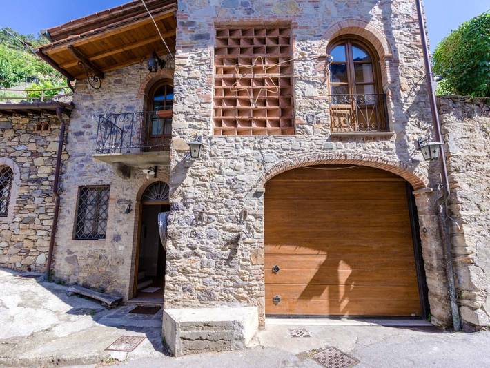 Agriturismo per 6 persone, con terrazza e piscina nonché giardino, adatto a famiglie con bambini a Capannori
