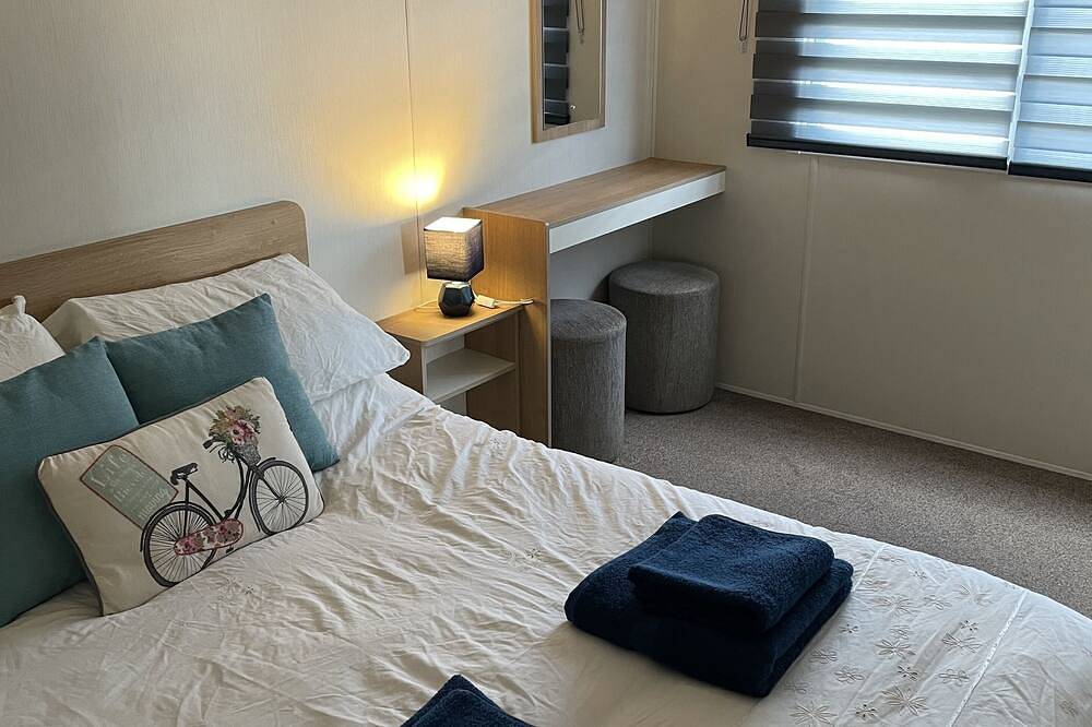 A lovely 6 berth static wales. by the beach. Close to amenities in Snowdonia