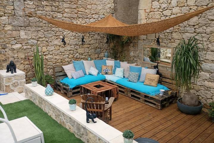 Location de vacances pour 8 personnes, avec terrasse ainsi que jardin et piscine à Laugnac