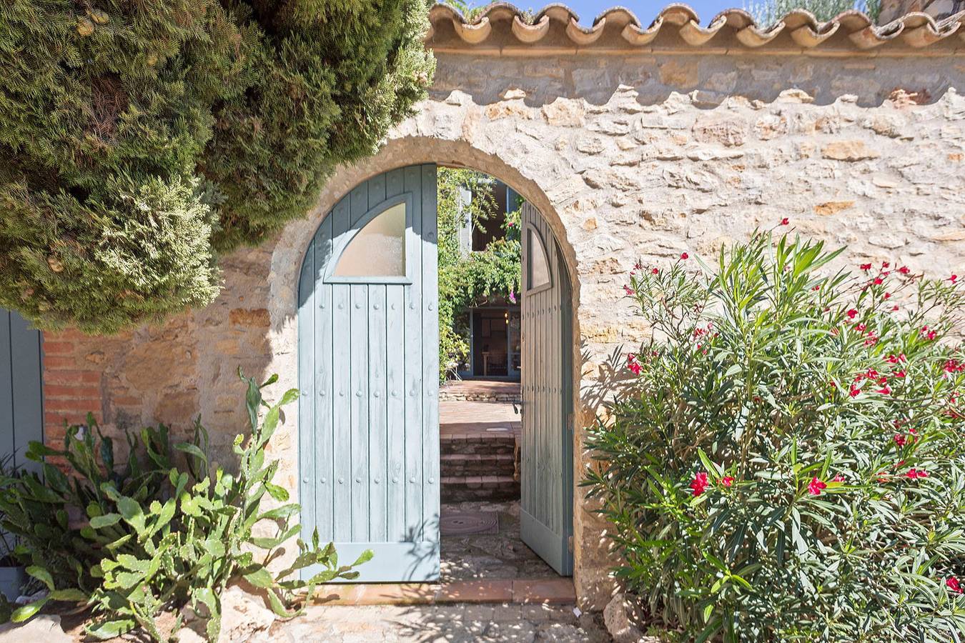 ¡Vistas al Castillo! Casa con Piscina en el Centro in Forallac, Costa Brava