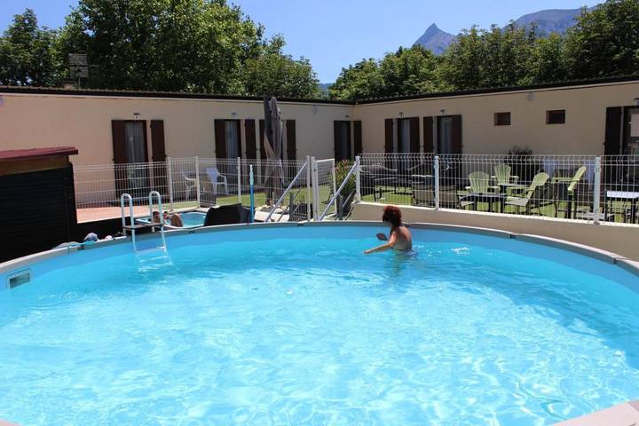 Hôtel pour 3 personnes, avec piscine et sauna ainsi que terrasse et vue à Saint-Bonnet-en-Champsaur - 2