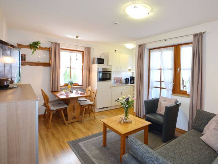 Ferienwohnung für 4 Personen, mit Seeblick und Sauna sowie Balkon, kinderfreundlich in Chieming - 2