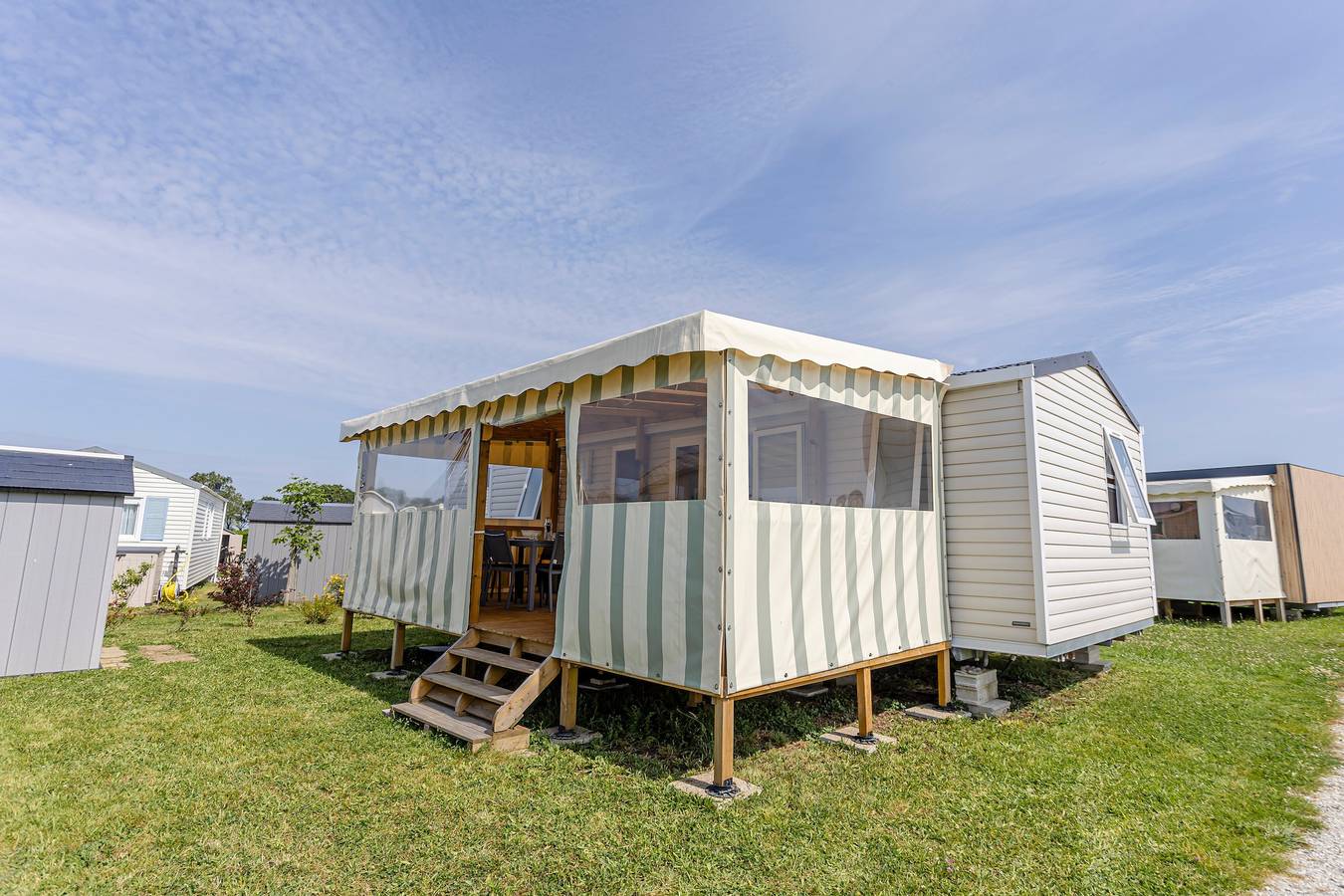 Mobil Home '6 Personnes' con piscina compartida, terraza privada y Wi-Fi in Ambon, Côte des Mégalithes