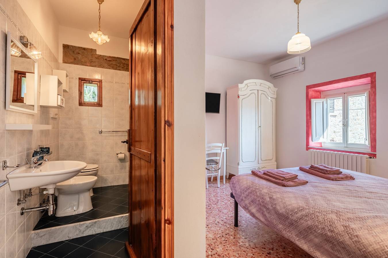 Camera 'Pamela' con vista sulla montagna, Wi-Fi e aria condizionata in Lamporecchio, Provincia di Pistoia