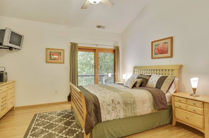 Vacation rental for 14 people, with hot tub and terrace in Guerneville