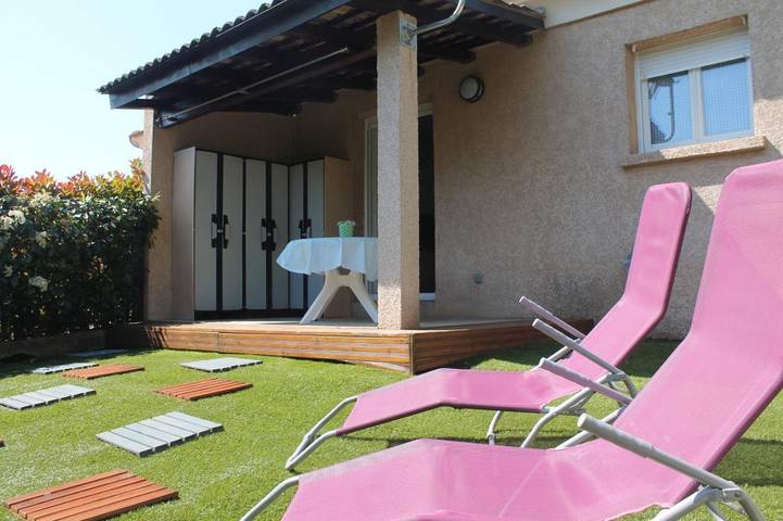 Appartement de vacances pour 4 personnes, avec terrasse ainsi que jardin et piscine