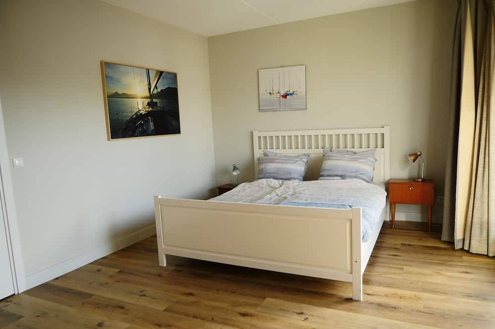 Modern huis met hoog terras & tuin aan privé vaarwater & aanlegsteiger in Stavoren, IJsselmeer