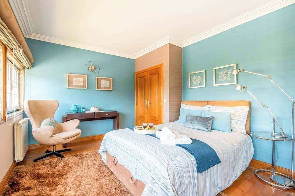 Classic Villa w/ Gym & Pool Access in Paredes, Distrito de Porto