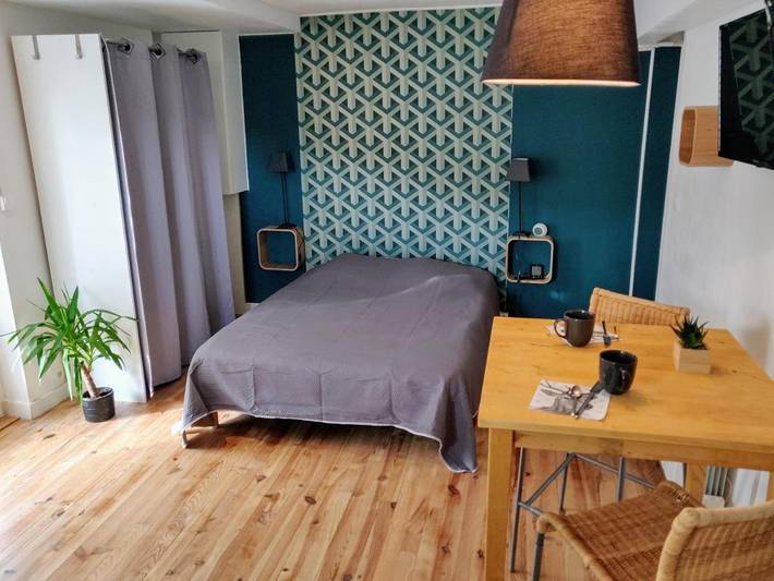 Location de vacances pour 2 personnes, avec Terrasse et Jardin ainsi que Piscine et Vue dans Chevinay