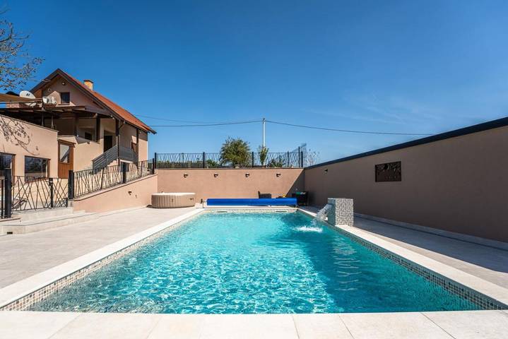 Ferienhaus für 6 Personen, mit Balkon und Whirlpool sowie Terrasse und Garten