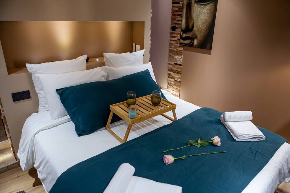 Entire apartment, ★ New ★ L'instant Passion ★ Love room ★ Balnéo in Tourlaville, Cherbourg-en-Cotentin