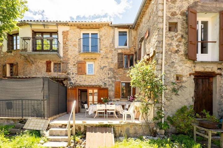 Location de vacances pour 8 personnes, avec terrasse et vue, animaux acceptés à Saint-Julien-du-Verdon