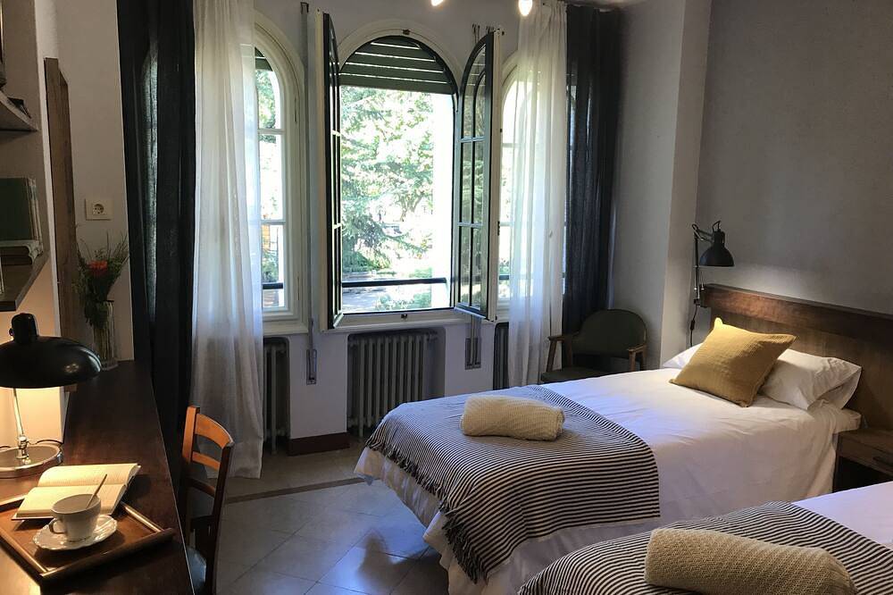 Espectacular Casa tipo \"Chateau\" ajardinada en el centro de Olot in Olot, Parc Natural de Zona Volcànica de la Garrotxa