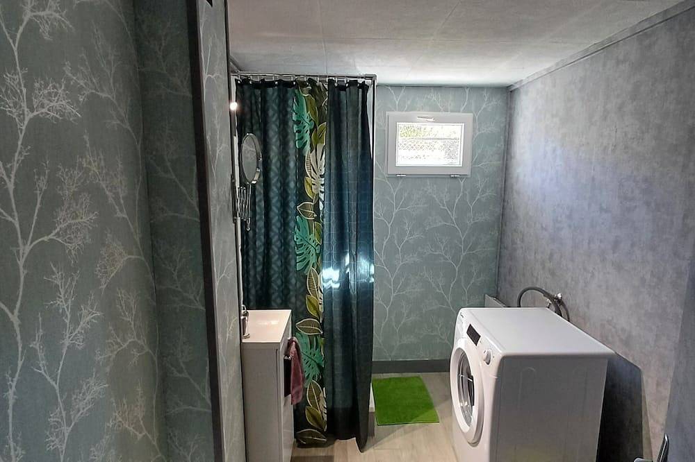 Room with private shower and toilet in Luynes in Luynes, Región de Tours
