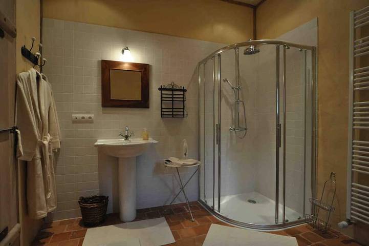 Gîte pour 2 personnes, avec jacuzzi et jardin ainsi que sauna et piscine à Chalais (Indre) - 4