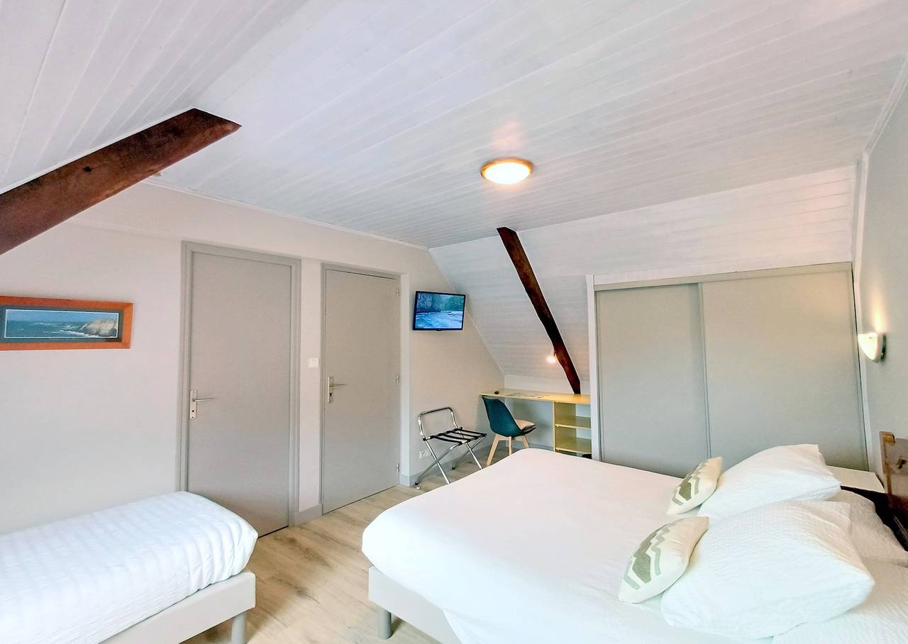 Bed and Breakfast 'Chambre D'hôte 3 De Kerantum' with Shared Terrace, Shared Garden and Wi-Fi in Mahalon, Quimper region