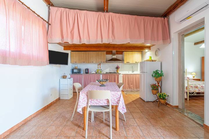 Appartamento intero, Appartamento 'Nonna Rosa' con terrazza privata, giardino in comune e aria condizionata in Granelli, Pachino