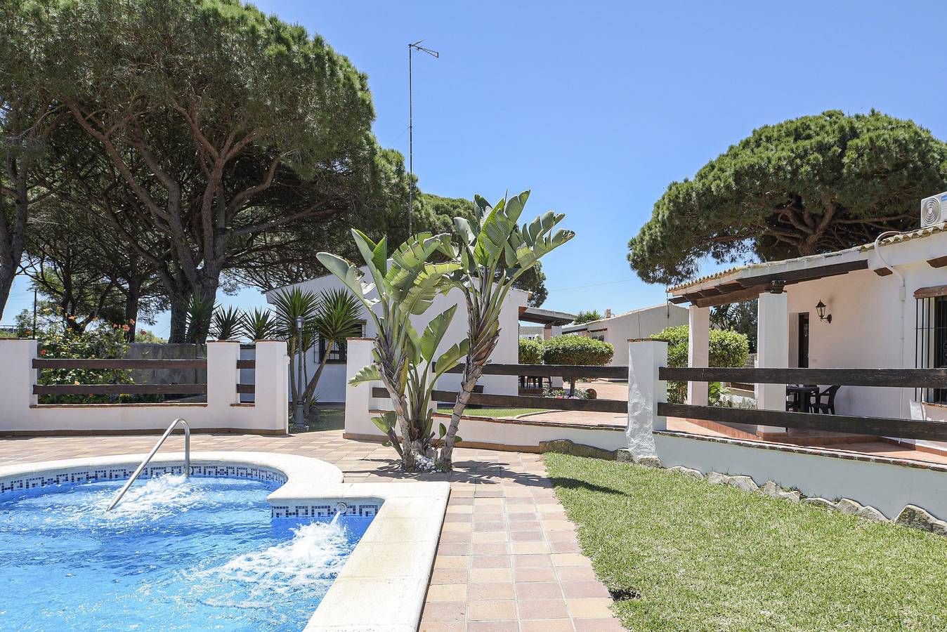 Casa de vacaciones Villa Su Ilusión con piscina, Wi-Fi, aire acondicionado, jardín y terraza in Conil de la Frontera, Costa de la Luz