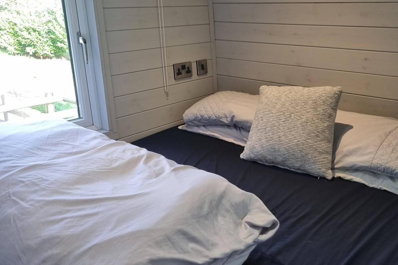 Glamping Hut - Sleeps 2, hot tub & parking in Powys
