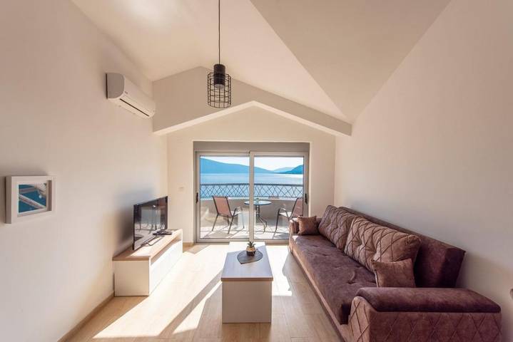 Apartament wakacyjny dla 4 osób, z Balkon i Taras oraz Ogród i Basen w Tivat