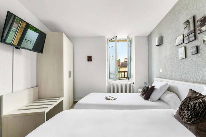 Hôtel pour 2 personnes, avec terrasse et jardin, animaux acceptés à Estang - 2