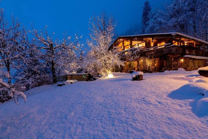 Ferienhaus für 4 Personen, mit Whirlpool und Sauna sowie Balkon und Garten im Zillertal