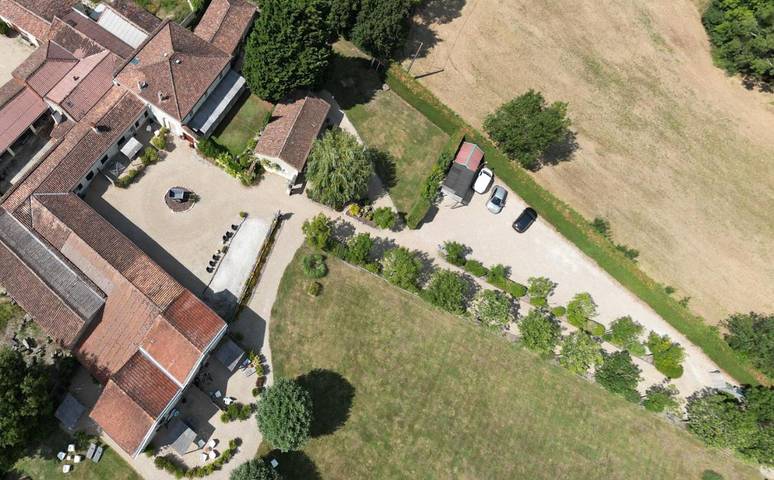 Gîte pour 4 personnes, avec jardin et piscine, adapté aux familles à Bréville