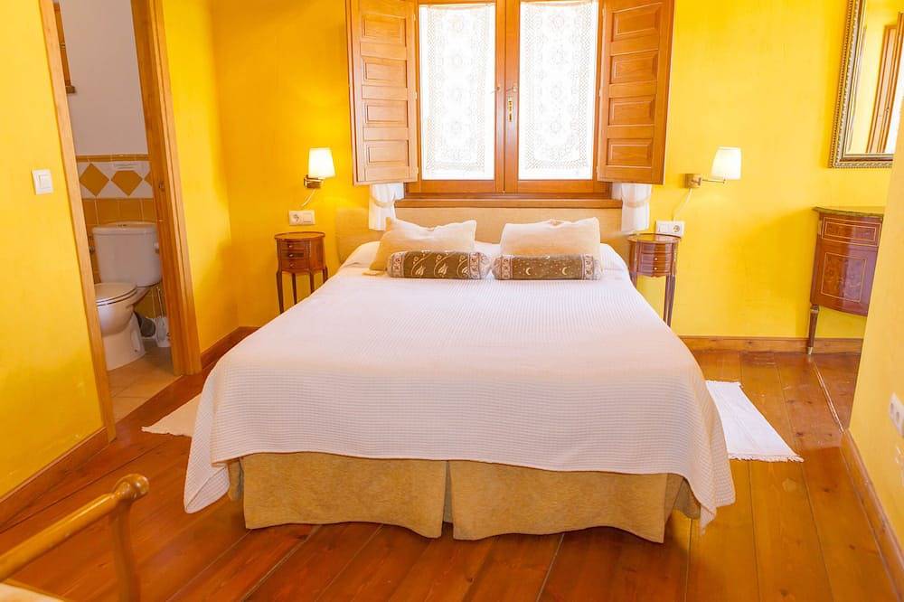 Five spacious and comfortable double bedrooms with their own full bathrooms. in Cubillo, Province de Ségovie