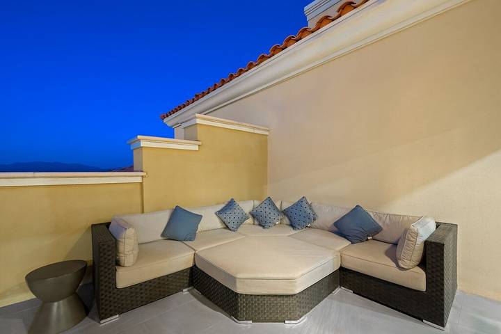 Vacation rental for 6 people, with hot tub and balcony/terrace as well as pool in Henderson