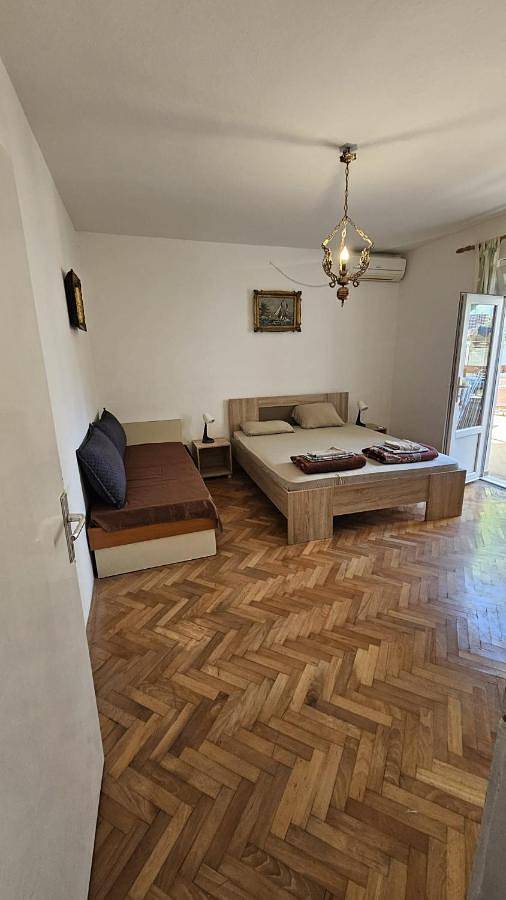 Apartament wakacyjny dla 3 osób, z ogród i taras, zwierzęta dozwolone w Budva