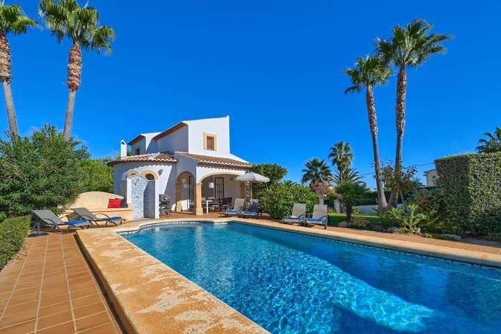 Villa voor 6 personen, with terras and zwembad as well as tuin, met huisdier in Jávea