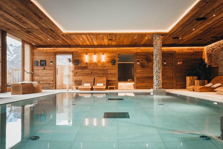 Hôtel pour 4 personnes, avec sauna et balcon ainsi que piscine et jacuzzi