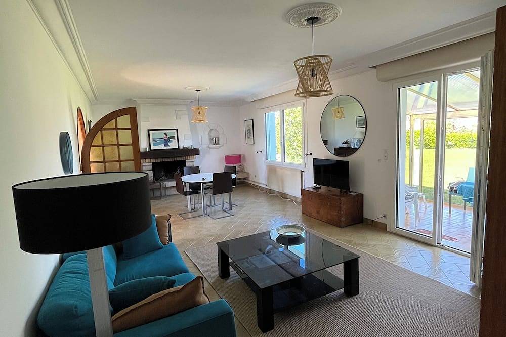 Large Noé-Breton house with large garden and fireplace in Treffiagat, Côte de Cornouaille