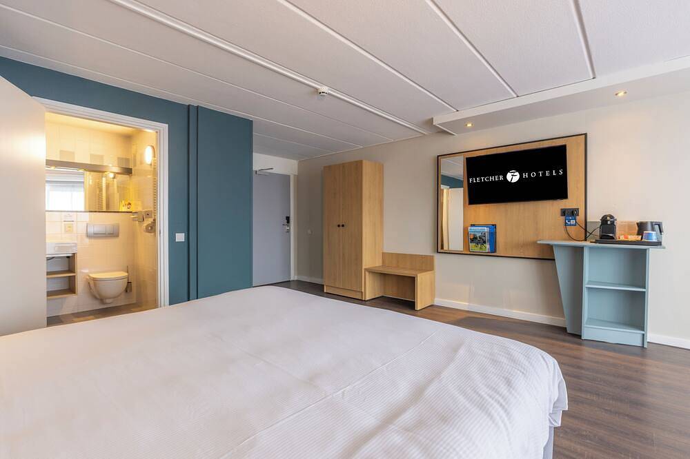 Bike the Dutch Countryside, Paddle the Lake and Dine at Marina Lounge in Loosdrecht, Groene Hart