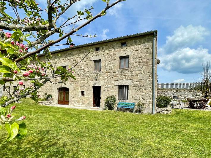 Gîte pour 6 personnes, avec jardin à Saugues