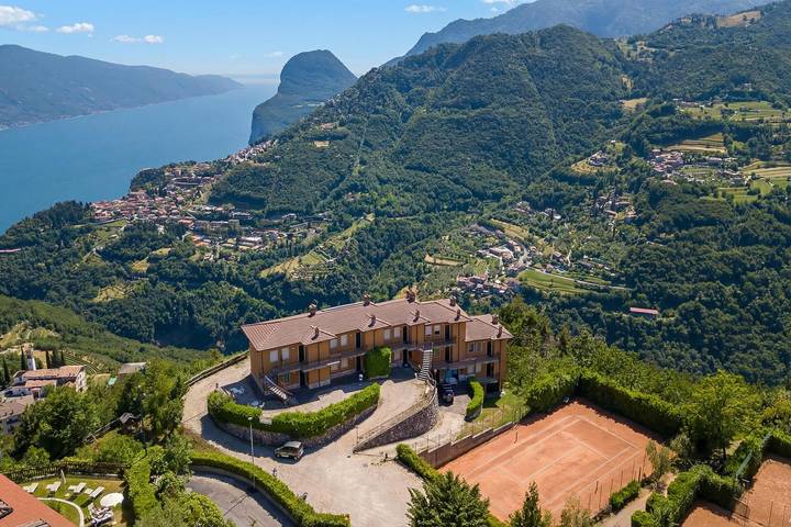 Ferienwohnung für 4 Personen, mit Terrasse und Pool sowie Seeblick, kinderfreundlich in Tremosine