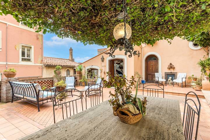 Vacation rental for 6 people, with Balcony and Yard in Taormina
