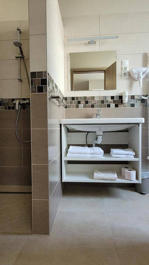 Gîte pour 8 personnes, avec jardin et jacuzzi à Eger - 4