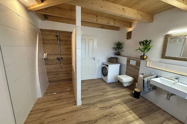 Ganze Wohnung, Moderne und komfortable Wohnung mit 2 Schlafzimmern, Turmzimmer und Balkon. in Bad Doberan (Stadt), Bad Doberan
