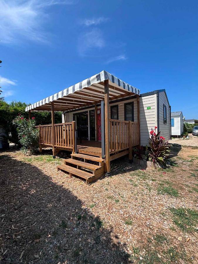 Camping pour 4 personnes, avec Balcon et Terrasse ainsi que Jardin et Piscine