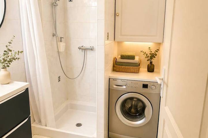 Entire apartment, Apartment overlooking the Quais de Beaucaire in Beaucaire, Nimes region